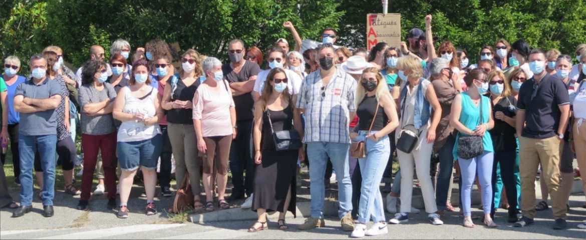 Rassemblement devant l'établissement des Magnolias, avec la présence de nombreux salariés des établissement de l'ADAPEI 26 et du reste du département - Photo de Célia CHEBBAH - du Dauphiné Libéré    
