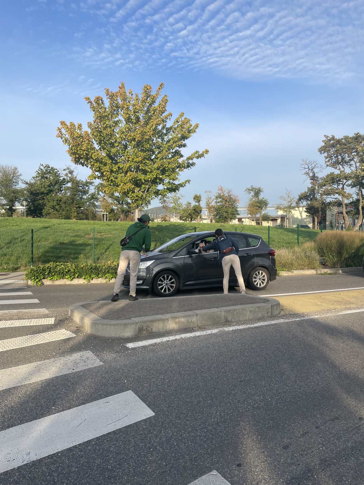 Les élèves de l’IET en distribution du tract